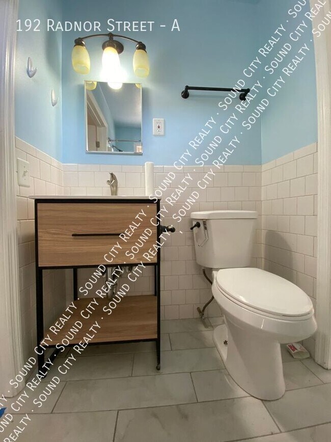 Building Photo - 5 miles to downtown * 2BR duplex available...