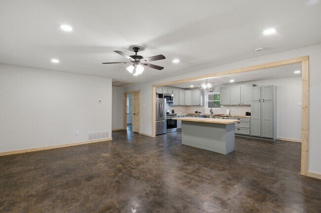 Building Photo - 509 Co Rd 2271