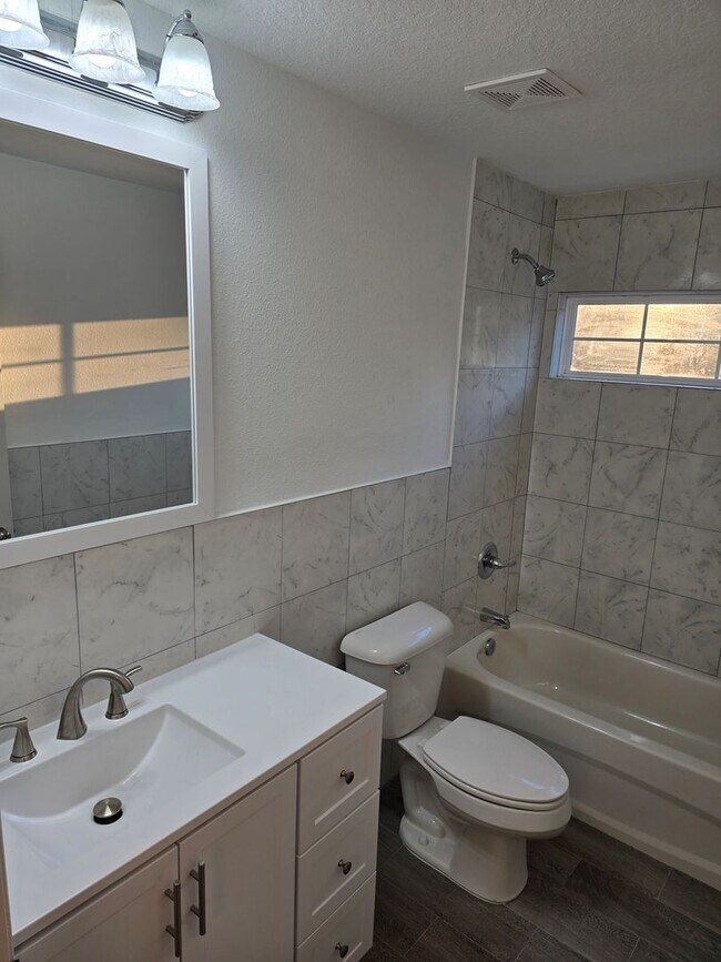 Building Photo - Gorgeous Brand-New 3/2 Townhome in Lakeside!!!!