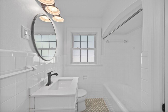 Building Photo - ANDERSON- Charming 4 bedroom 2 bath with f...