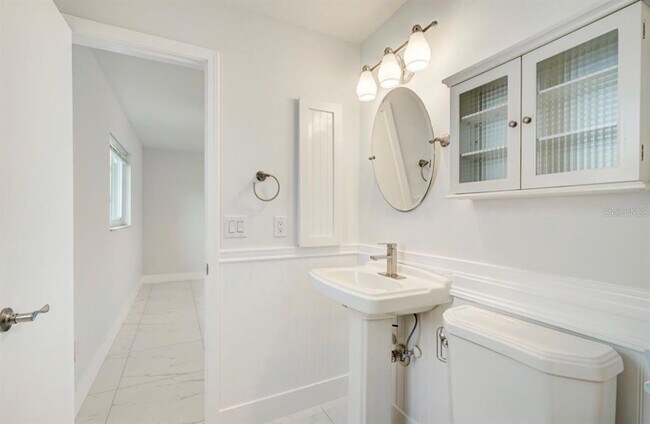 Building Photo - 2214 SE 13th St