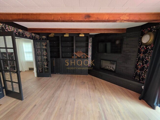 Building Photo - AVAILABLE JANUARY 2027 - BEAUTIFUL AND UNIQUE 4 BR HOME ACROSS CAMPUS