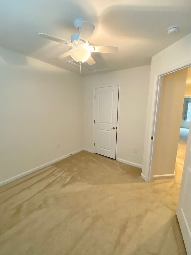 Building Photo - Gorgeous 4-Bed Townhome located in North W...