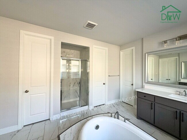 Building Photo - 4BR/3BA, 3,220 Sq Ft - Island Kitchen, Large Fenced Yard, Covered Patio