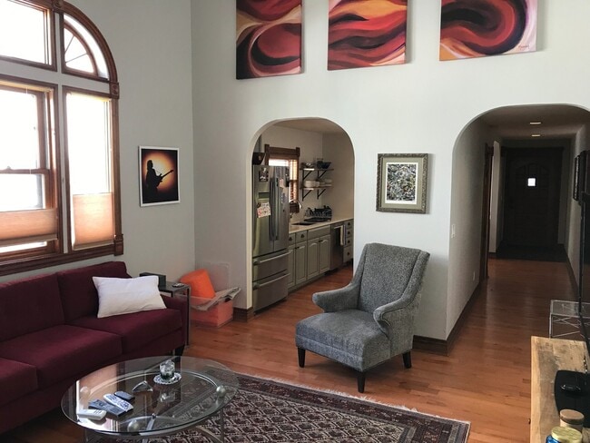 Building Photo - Updated 3 Bed 2 Bath Victorian Style Townhome