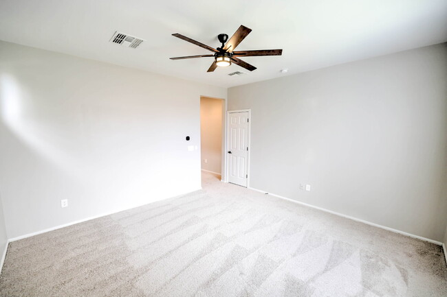 Building Photo - 4 Bedroom with new carpet and new interior paint in Saguaro Trails!