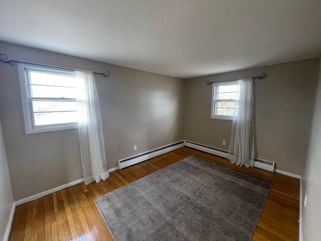 Building Photo - 10 Larry Ln