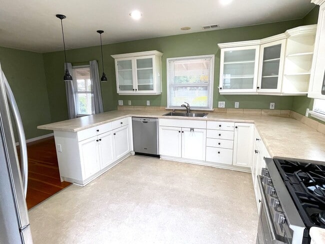 Building Photo - Upgraded Contemporary Craftsman