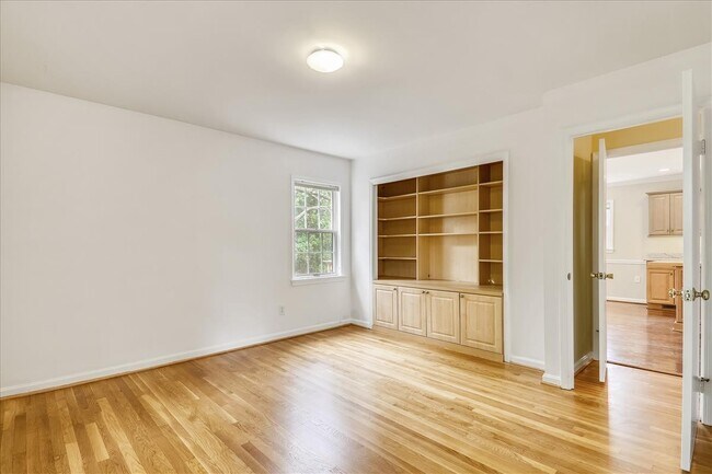 Building Photo - Beautiful 4 BR 3 BA home in quiet neighbor...