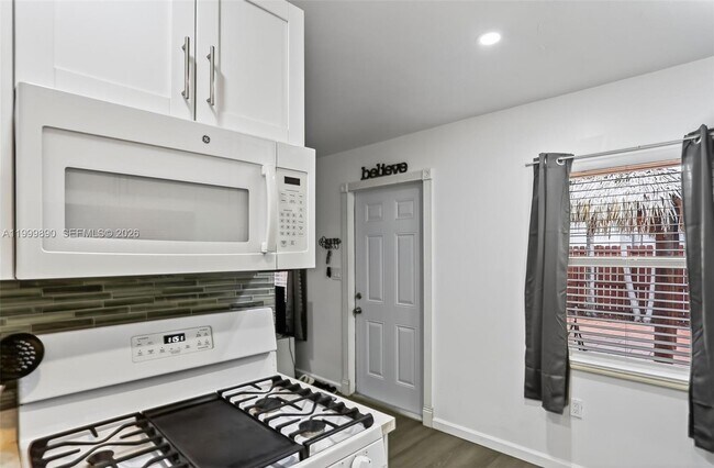 Building Photo - 920 SW 30th St