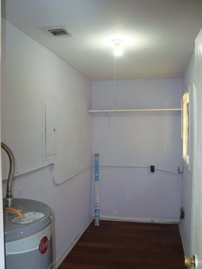 Building Photo - 1348 Baker St