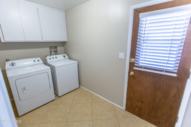 Building Photo - 704 E La Jolla Dr