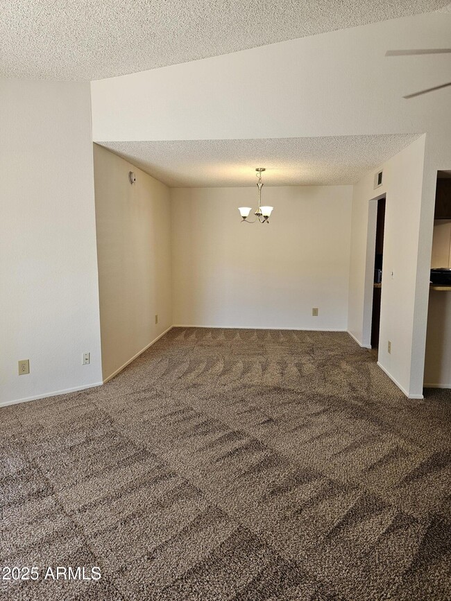 Building Photo - 4631 E Bohl St