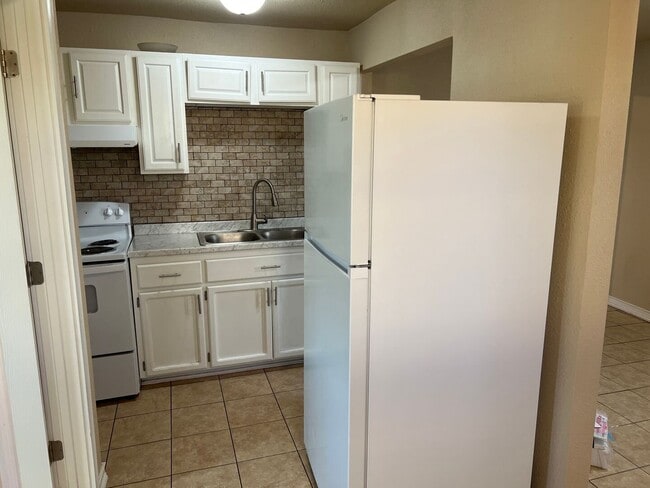 Building Photo - 2 Bedroom 1 Bath Duplex