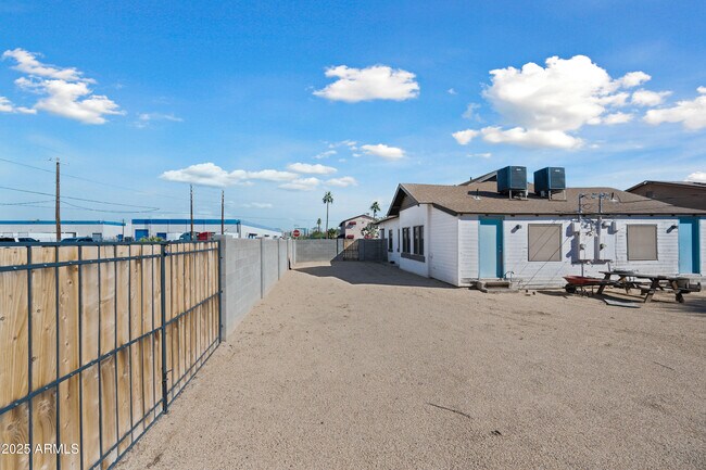 Building Photo - 438 N 17th Ave