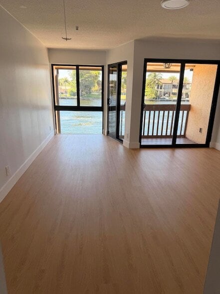 Building Photo - 797 S Riverside Dr