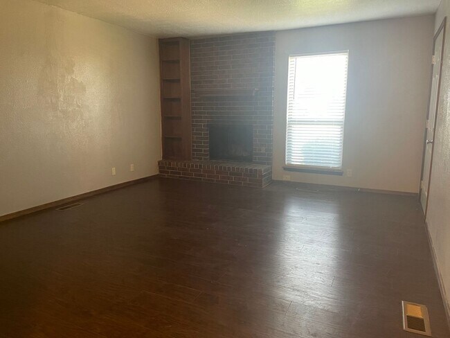 Building Photo - 223-225 Skylark Ct