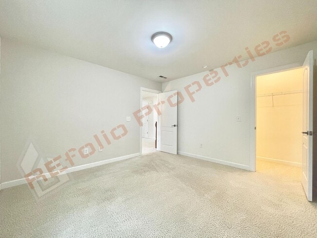 Building Photo - Lovely 5 Bedroom 4 Bathroom Single Family ...