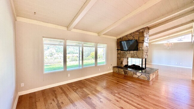 Building Photo - Lovely, Open Floor Plan, Single Story Located in the Desirable Live Oak Estates of Fallbrook!