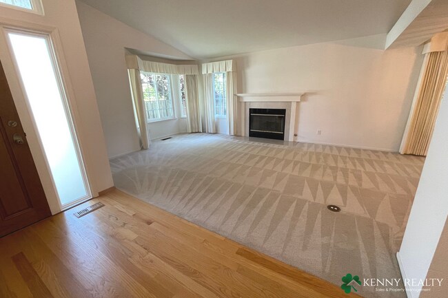 Building Photo - Stunning 3 Bedroom, 2 Bathroom Home in San Carlos