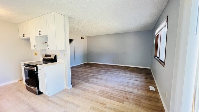 Building Photo - 431 S Village Ct