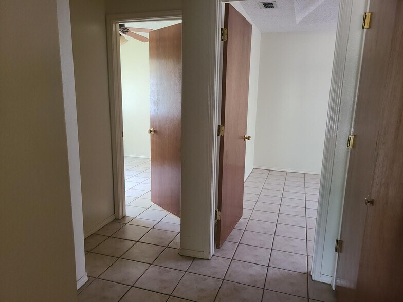 Building Photo - 1017 Lexington Cir