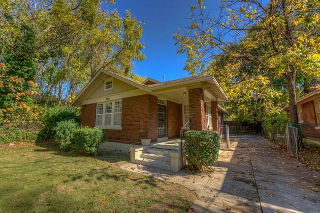 Building Photo - Beautiful, 2 bed/1 bath bungalow in the Cr...