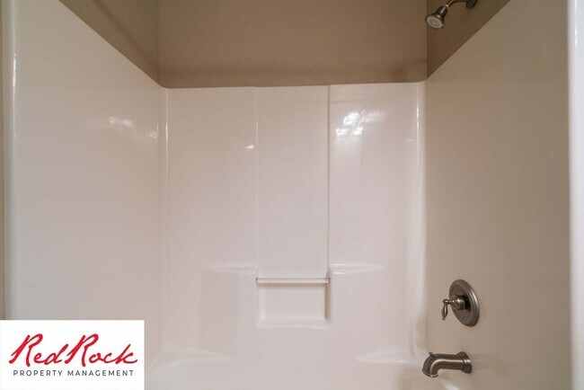 Building Photo - Beautiful 3 bedroom, 2.5 bathroom Townhome...