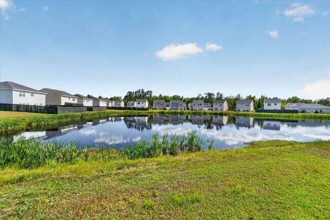 Building Photo - AVAILABLE MAY 2026  [PET FRIENDLY]