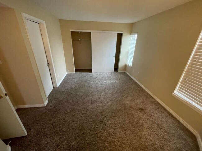 Building Photo - Updated 2 Bedroom, 2 Bath Condo (Available Immediately)