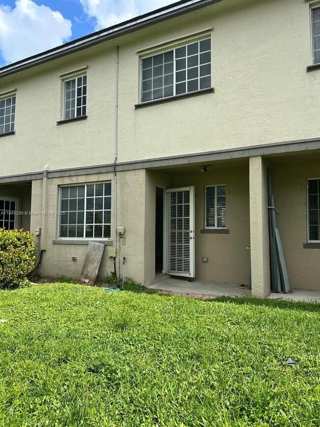Building Photo - 2041 Nassau Dr