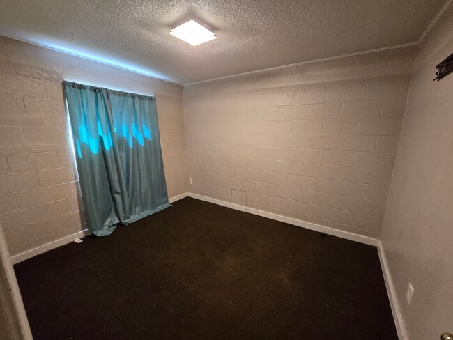 Building Photo - 2/1 All Electric Apartment in Newport