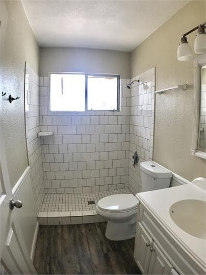 Building Photo - 6 Bedroom 3 Bathroom House  8 ppl MAX