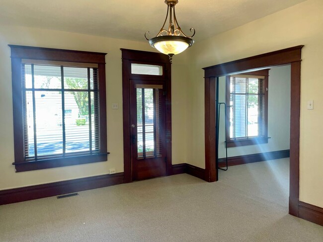 Building Photo - 160 500 S