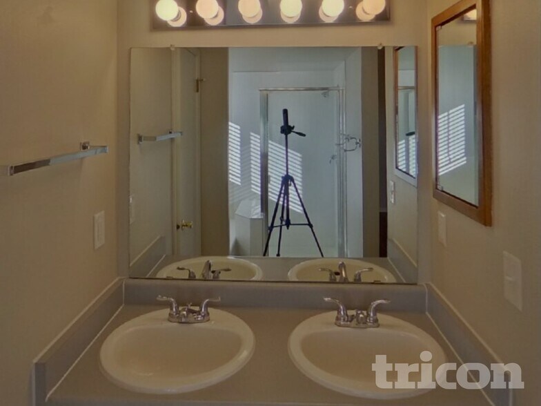 Building Photo - 8175 Camfield Cir