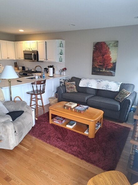 Building Photo - 1990 Middlebury Dr