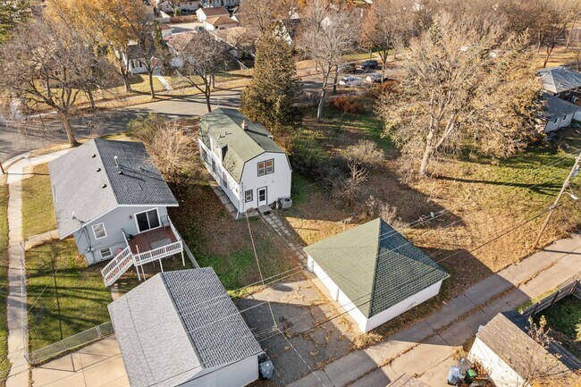 Building Photo - Updated 4-Bedroom 1.5-Bathroom Home in Minneapolis