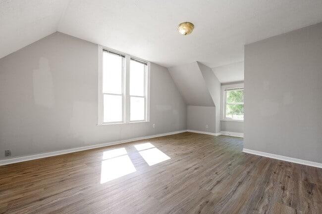 Building Photo - Victorian-style apartment available in the serene SW Hills