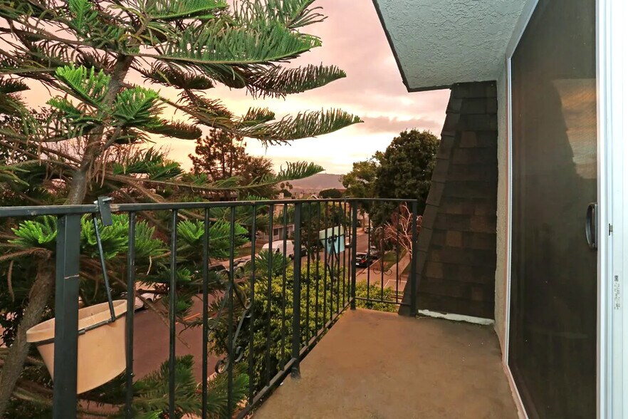 Building Photo - 519 E Providencia Ave