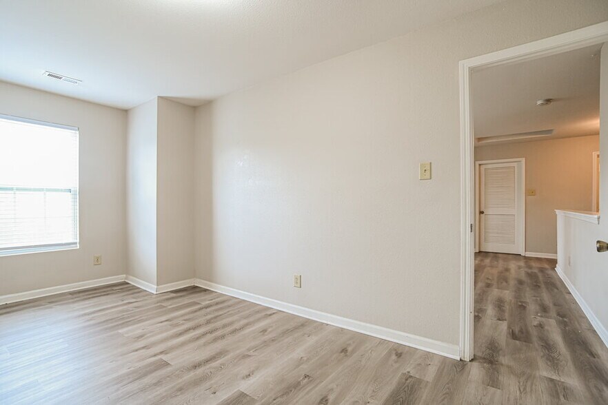 Building Photo - 1528 Bray Dr