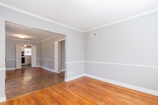 Building Photo - 742 Ivy Rd