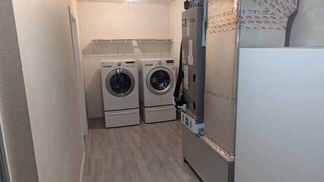 Building Photo - 5100 Mentmore Ave