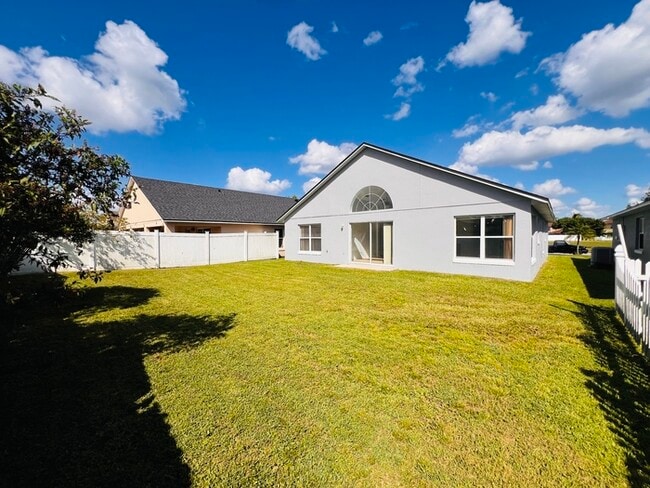 Building Photo - Beautifully Updated 3 bedroom 2 bath home ...