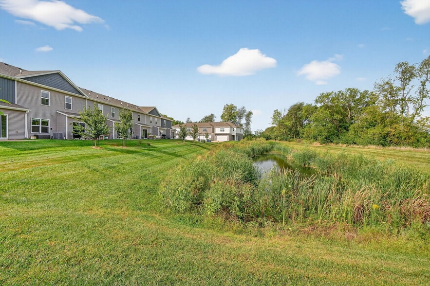 Building Photo - 2541 SE Hawkins Dr