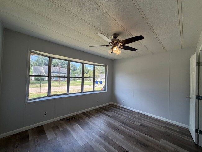 Building Photo - Spacious 3/2 available now!