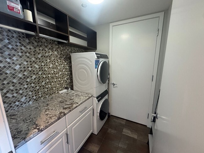 Building Photo - Three Bedroom - RiverHouse Condo!