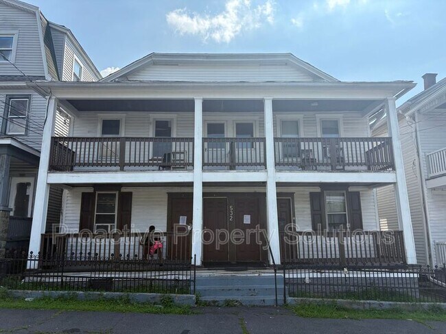 Building Photo - 532 Alder St