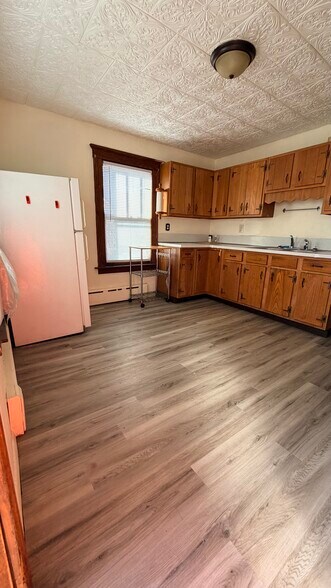 Building Photo - 27 Beechwood Ave