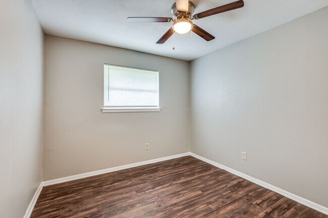 Building Photo - Classic 3 Bedroom Single-Story in Ft. Worth
