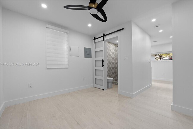 Building Photo - 129 SW 9th Ave